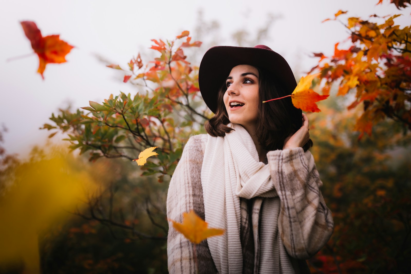 Femme en manteau d'automne souriante